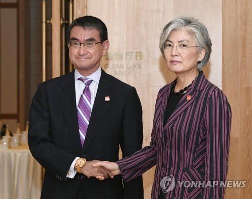 강경화 외교부 장관(오른쪽)과 고노 다로 일본 외무장관. [사진 = 교도/연합뉴스]