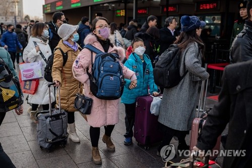 마스크를 착용한 채 이동하는 중국 베이징 시민들. [사진 = AFP/연합뉴스]