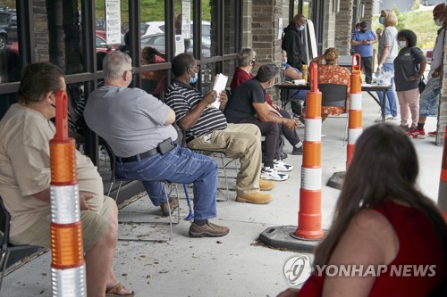 실업수당을 받기 위해 차례를 기다리는 미국인들. [사진 = AP/연합뉴스]