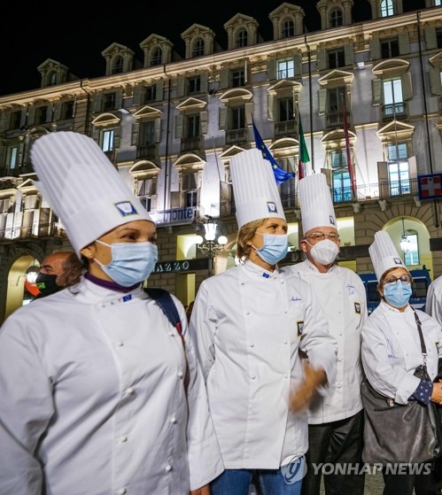 경제활동 규제에 항의하고 있는 이탈리아 요리사들. [사진 = EPA/연합뉴스]