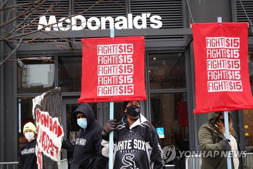 미국 시민들의 최저임금 인상 요구 시위. [사진 = AFP/연합뉴스]
