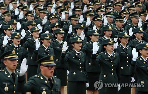 대한민국 남녀 국군 장교들의 모습. [사진 = 연합]