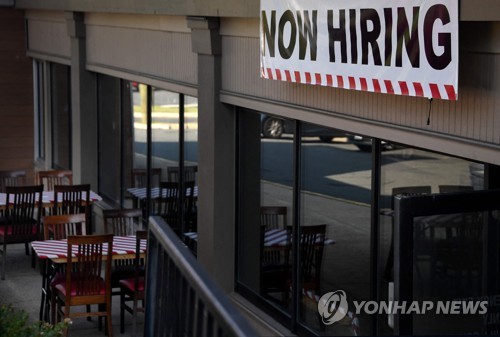 미국 식당에 내걸린 직원 채용 공고. [사진 = AFP/연합뉴스]