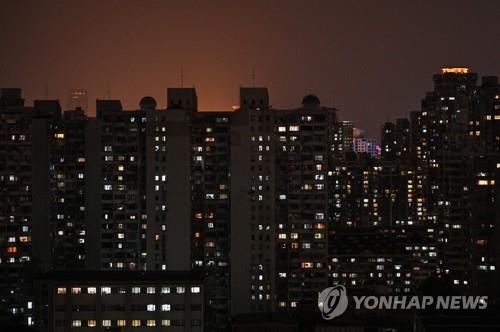 전력난으로 인해 어둠에 휩싸인 중국 상하이의 불꺼진 주거용 건물들. [사진 = AFP/연합뉴스]