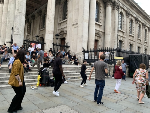 위드 코로나 정책으로 마스크 없이 거리를 활보하는 영국 런던 시민들. [사진 = 연합뉴스]
