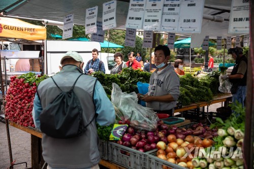 미국 뉴욕의 채소 가게에서 물건을 고르고 있는 시민들. [사진 = 신화/연합뉴스]