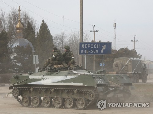 우크라이나 남쪽 크림반도에서 이동중인 러시아군 장갑차. [사진 = 로이터/연합뉴스]