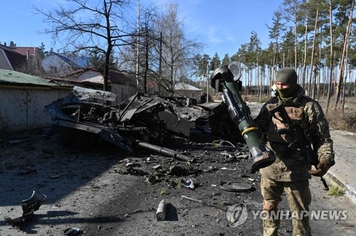 러시아군과 교전중인 우크라이나 병사. [사진 = AFP/연합뉴스]