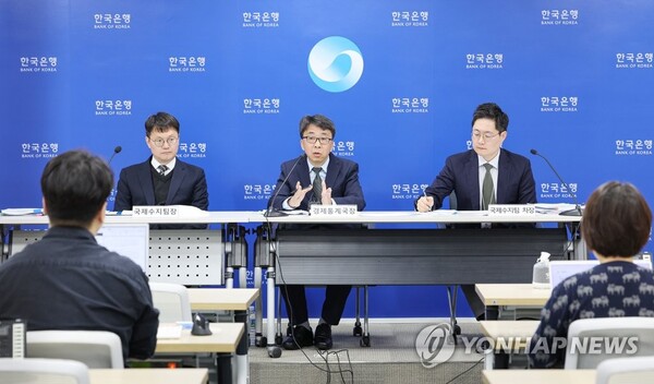 한국은행 관계자들이 10일 서울 중구 한국은행 본부에서 국제수지 동향에 대해 설명하고 있다. [사진 = 연합뉴스]