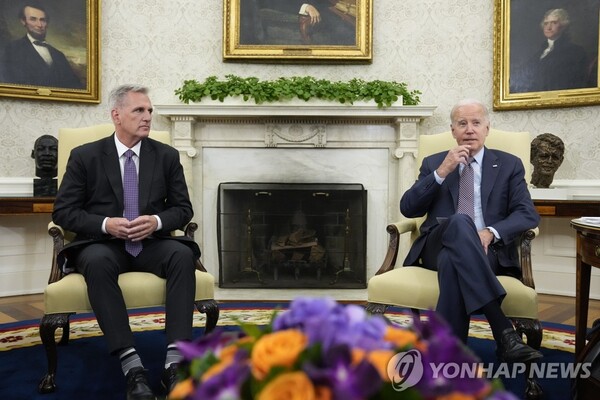 지난 22일 조 바이든 미국 대통령(오른쪽)과 케빈 매카시 하원의장이 백악관에서 연방정부 채무상한액 상향 협상을 벌이고 있던 당시의 모습. [사진 = AP/연합뉴스]