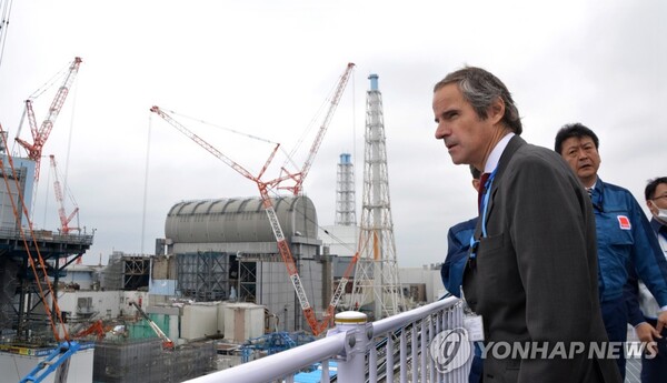 일본 후쿠시마 제1원자력발전소를 둘러보는 라파엘 그로시 국제원자력기구(IAEA) 사무총장. [사진 = 지지·EPA/연합뉴스]