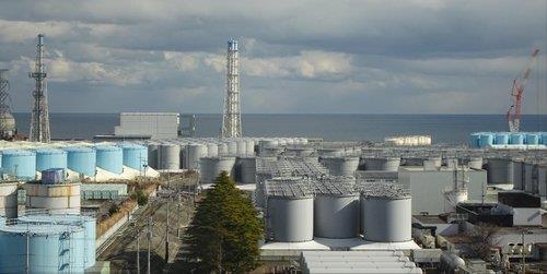 일본 후쿠시마 원자력발전소의 오염수 탱크들. [사진 = 연합뉴스]
