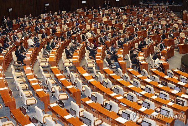 지난 9일 열린 국회 본회의에서 야당 의원들이 노란봉투법안 등에 대한 표결 결과를 지켜보고 있다.[사진 = 연합뉴스]